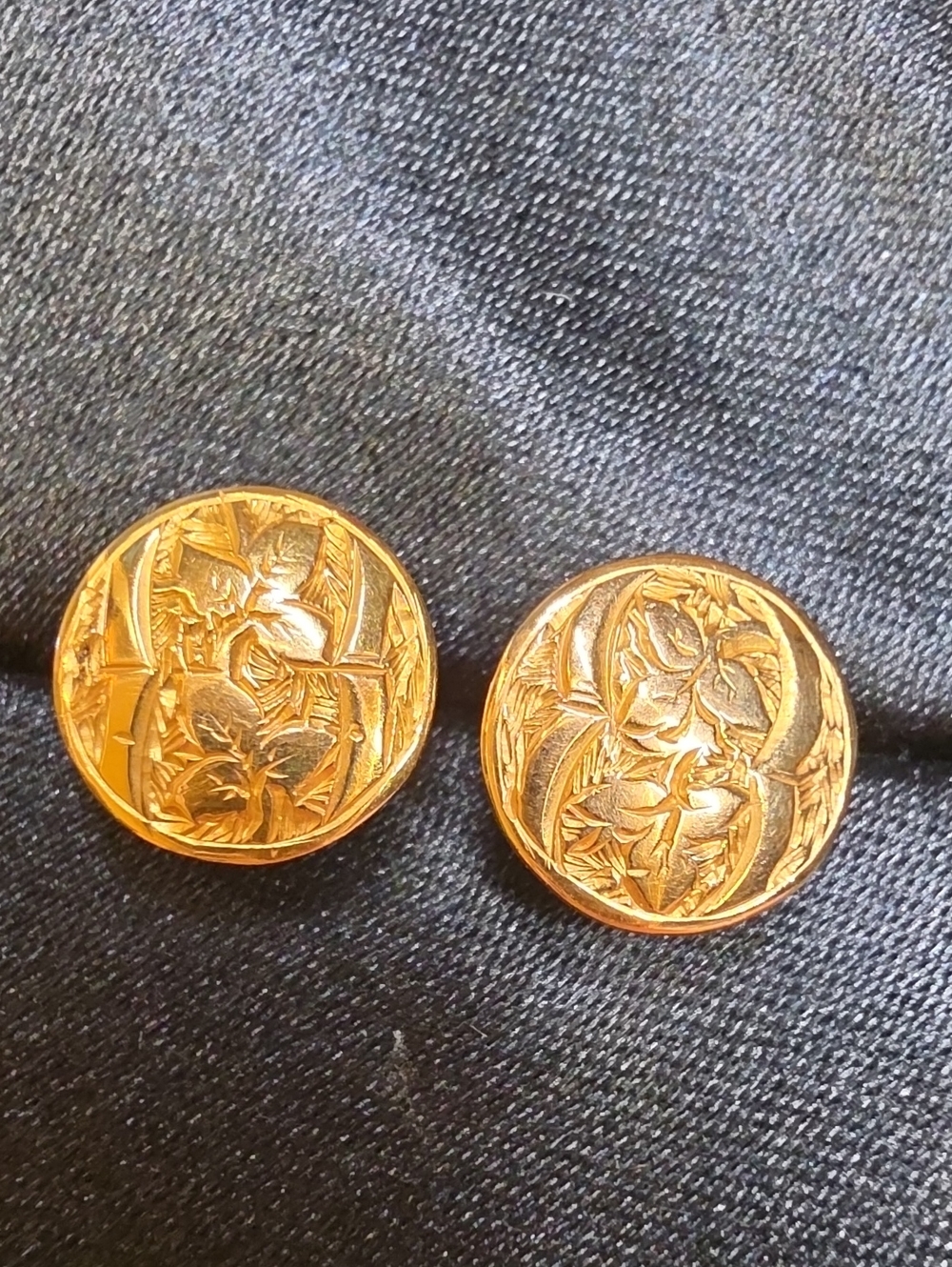18K Gold (1.5g) ▪︎ Art Nouveau ▪︎ Floral Engraved Round Stud Earrings - LOVELY!